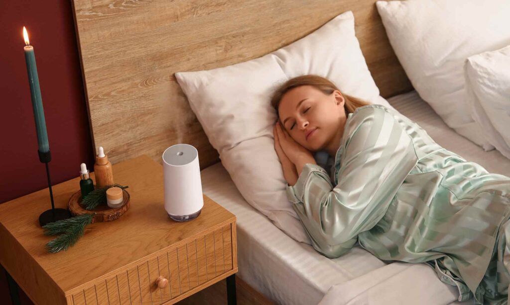 בחורה בבית עם מפיץ ריח